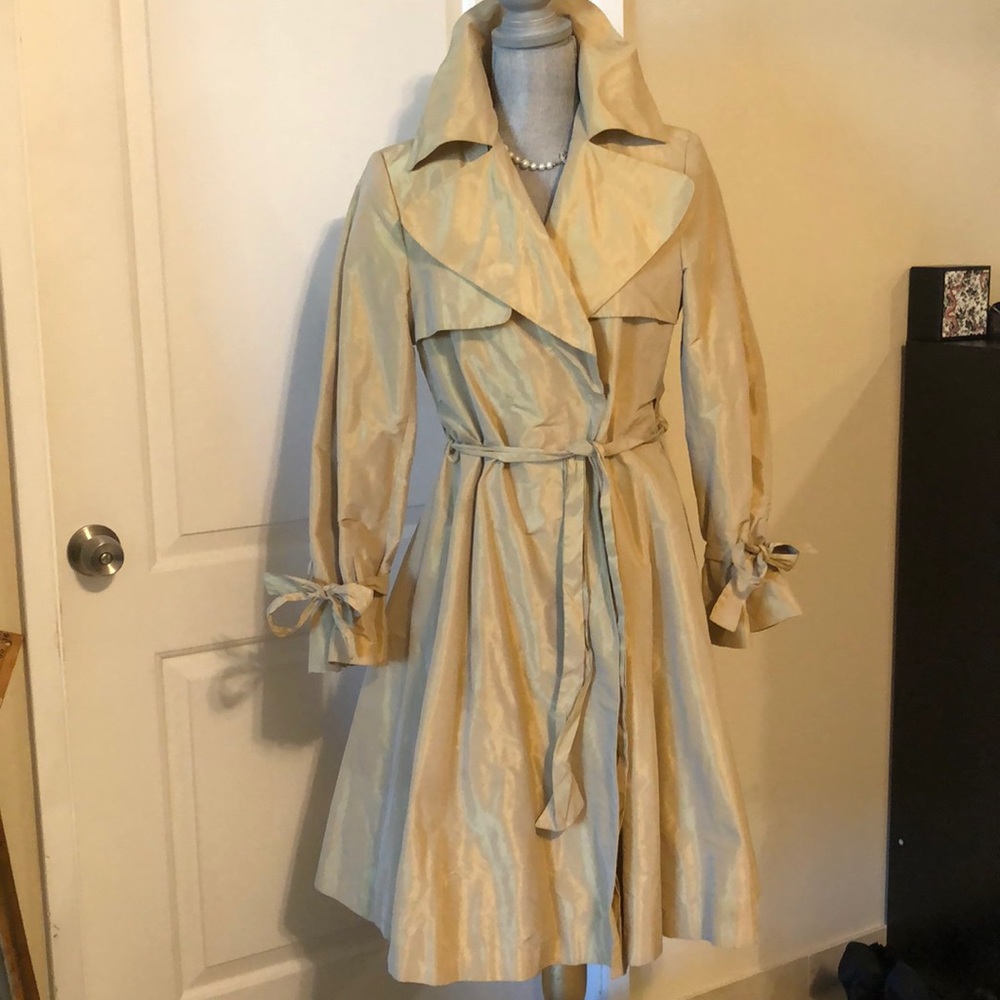 Sexy trench coat Burberry.